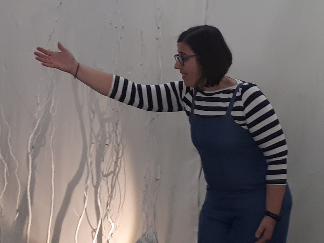 Mulher em performance com um fundo de sombras e luzes