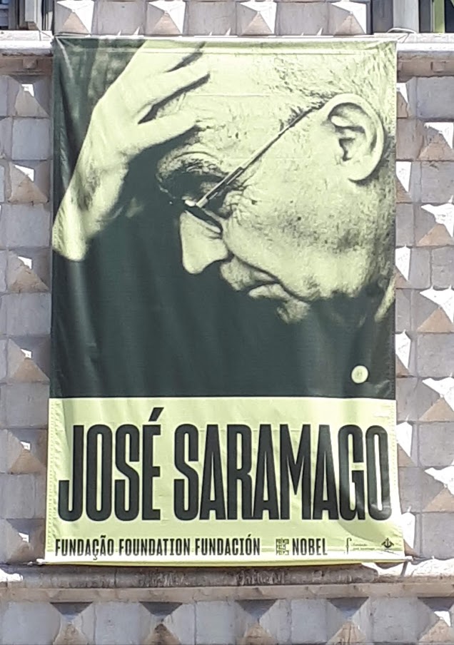 Cartaz com fotografia de José Saramago na fachada da Casa dos Bicos
