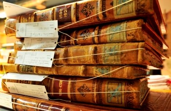 Livros antigos empilhados