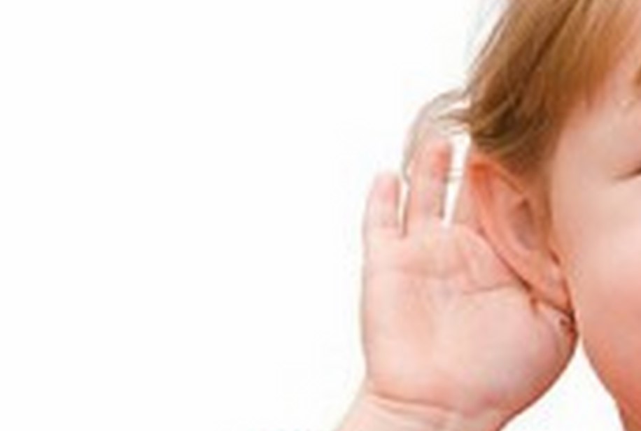 Criança com a mão no ouvido para escutar melhor