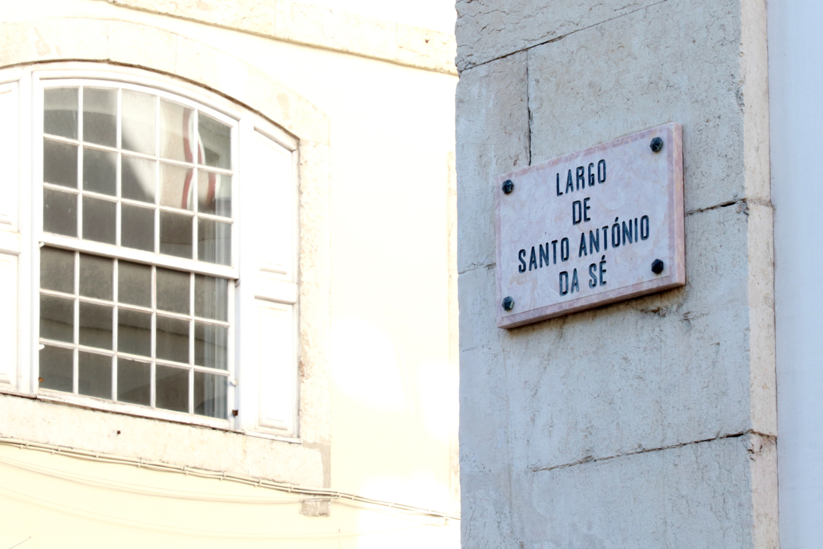 Placa alusiva ao Largo de Santo António da Sé