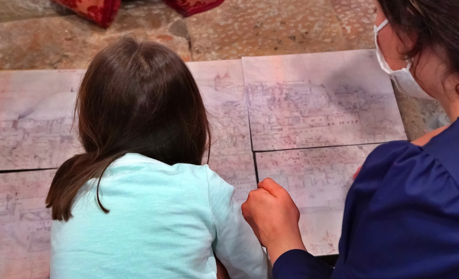 Mãe e filha a construírem puzzle