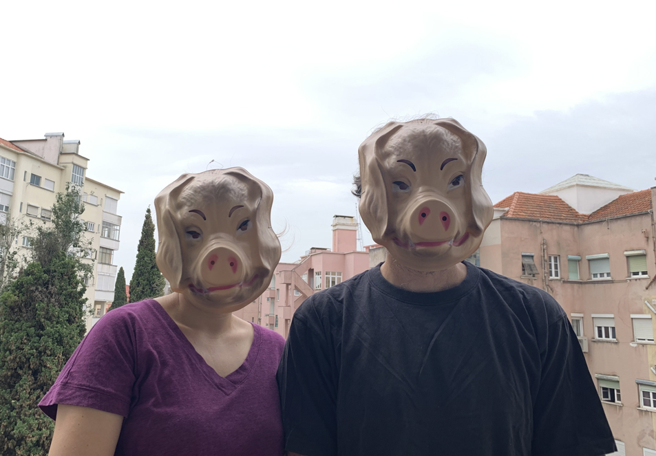 duas pessoas com mascaras de porcos na cabeça