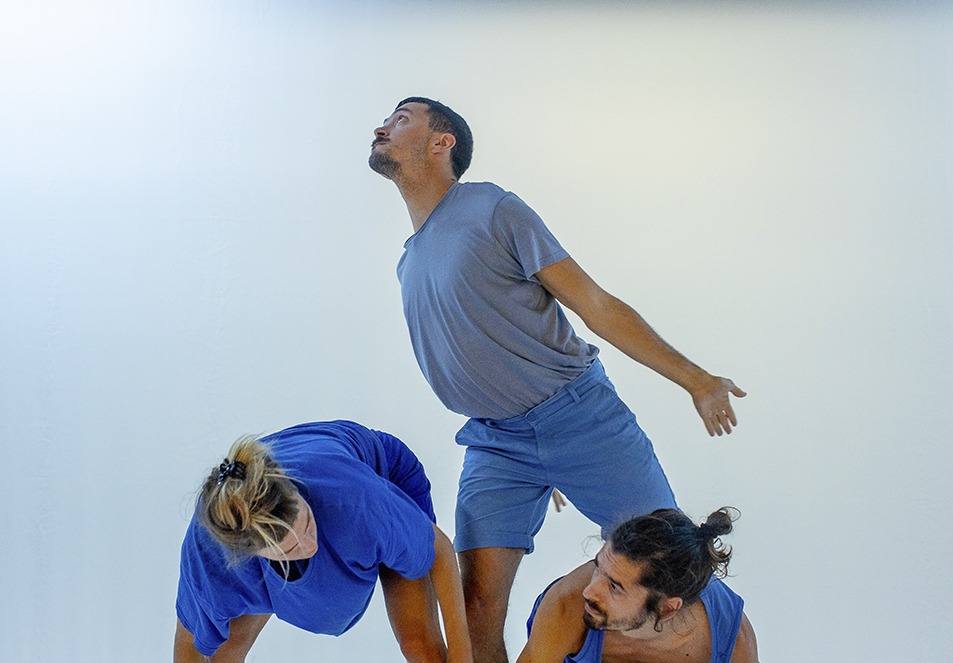 Três pessoas em performance - dança