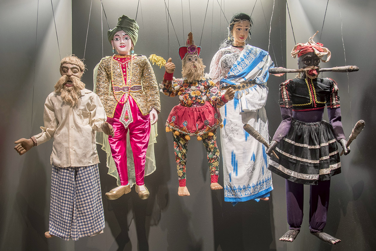 cinco marionetas expostas