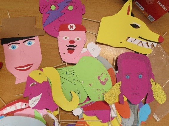 Recortes de figuras para construção de marionetas