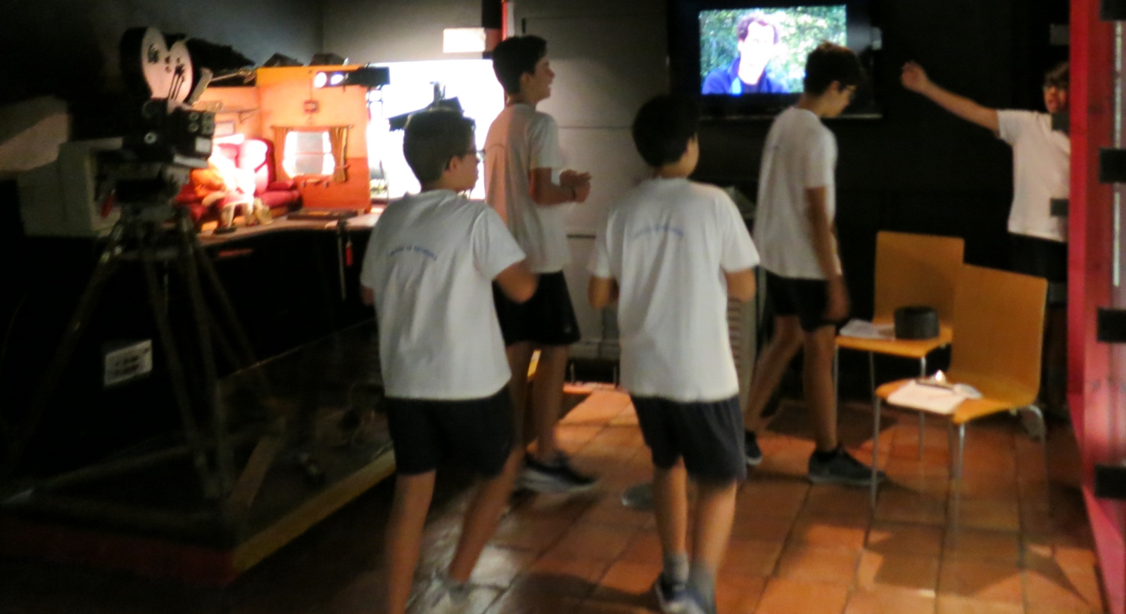 cinco rapazes a explorarem o Museu da Marioneta