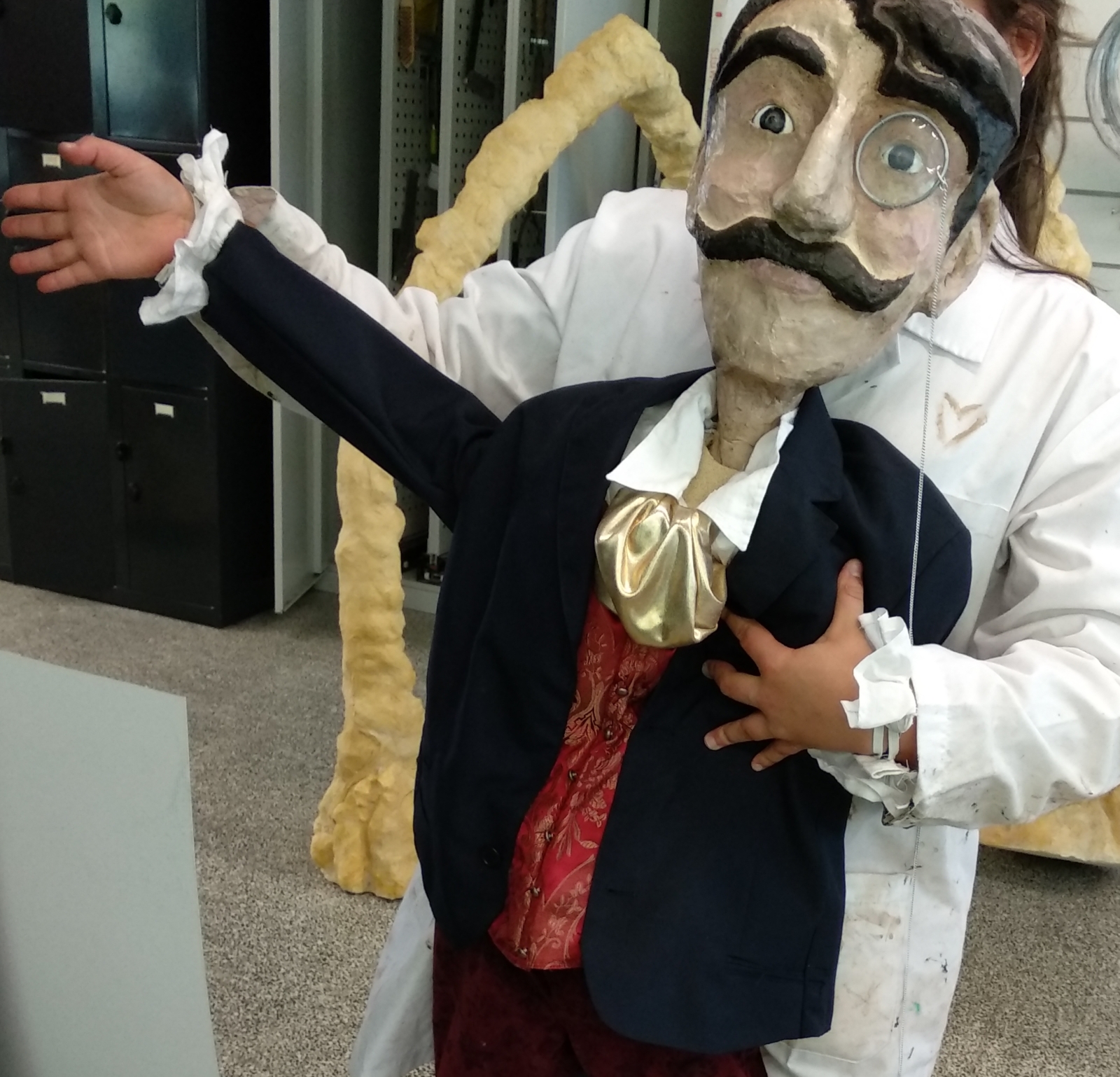 Marioneta a ser manipulada por uma pessoa