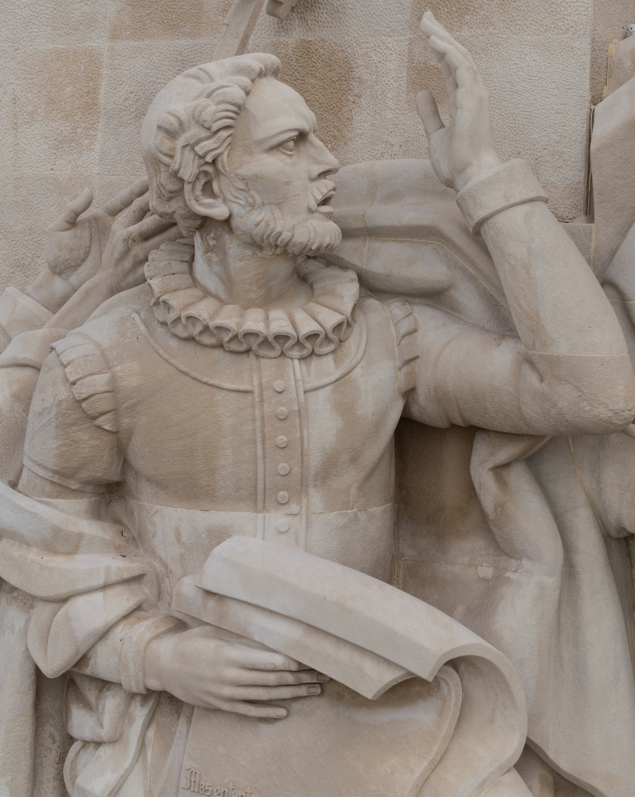 Pormenor de Luís de Camões no Padrão dos Descobrimentos
