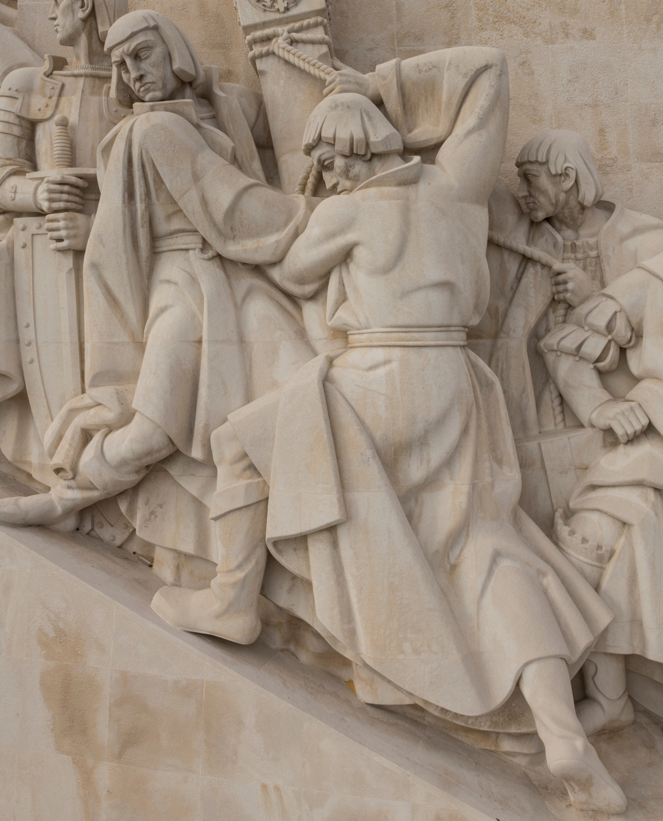 Pormenor de figuras no Padrão dos Descobrimentos