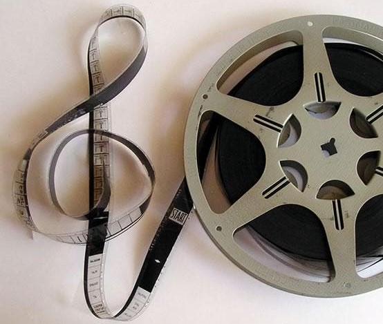 Bobine de filme e clave de sol
