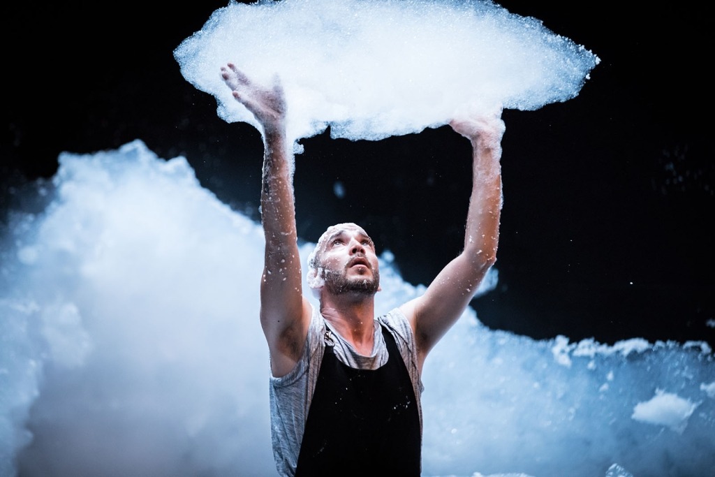Um homem segura algo que parece uma mistura entre espuma e uma nuvem