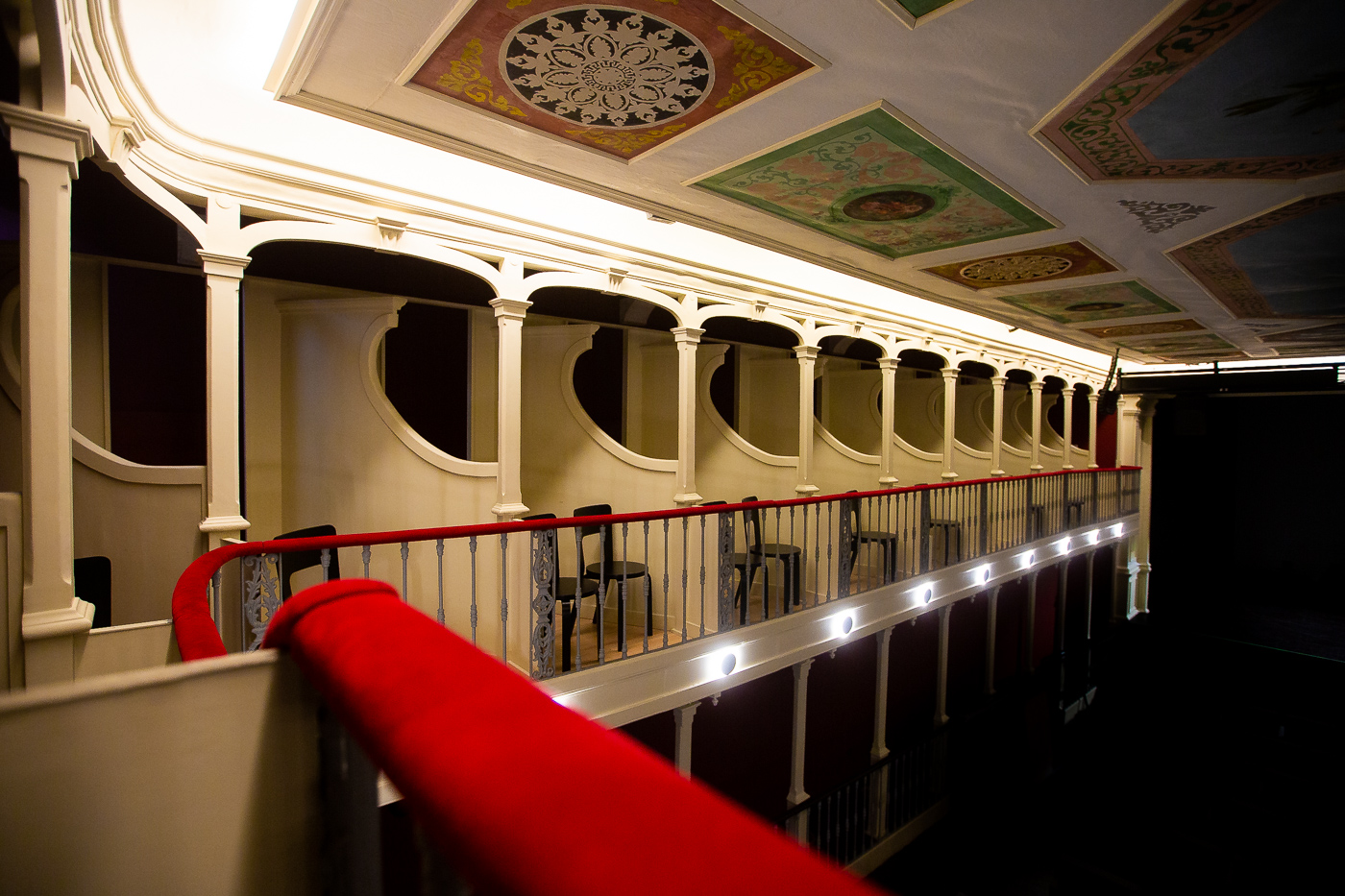 fotografia das bancadas da sala principal do teatro LU.Ca