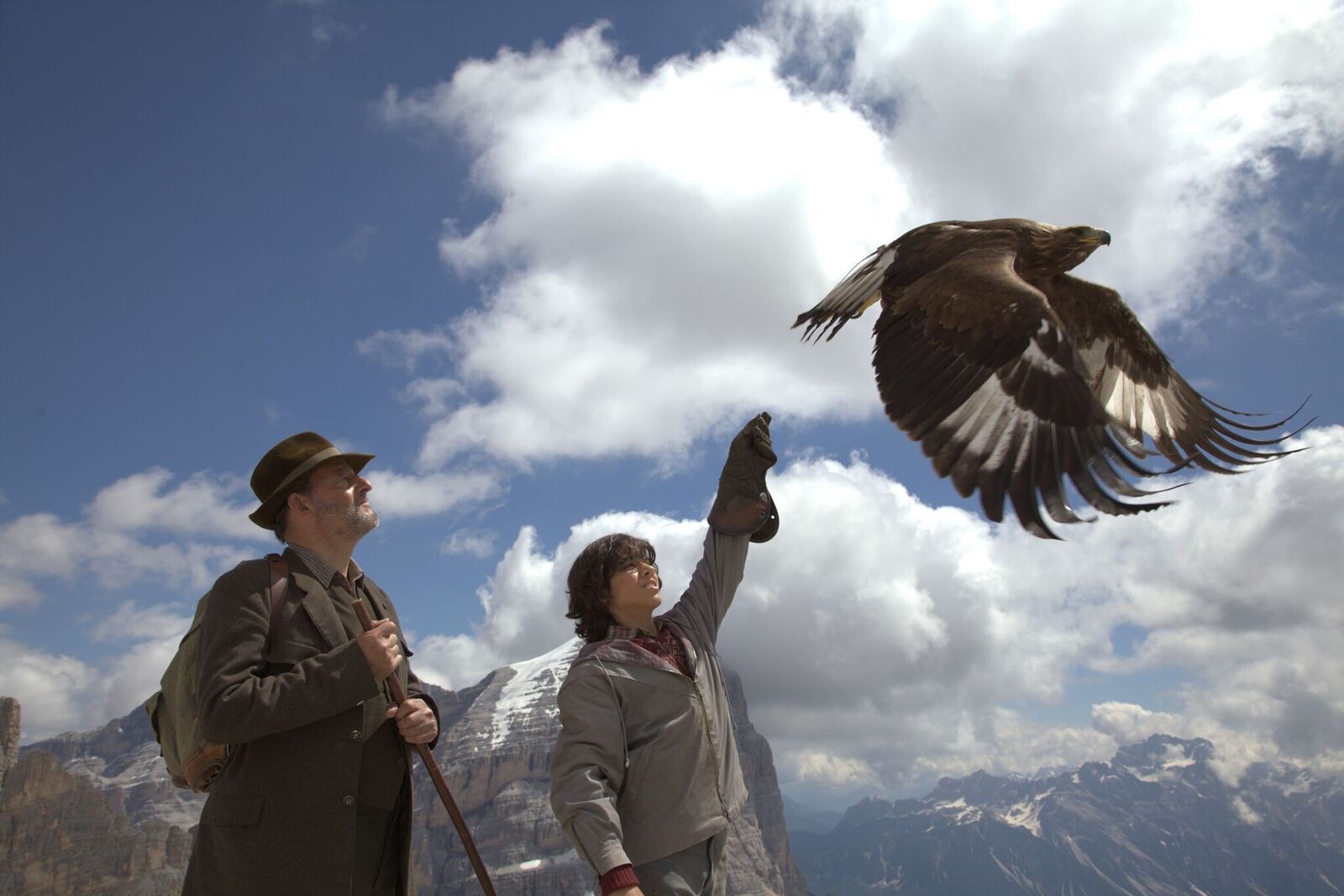 Cena de um filme onde um homem e um rapaz libertam uma águia