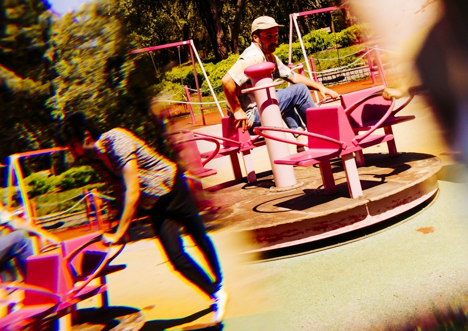 Uma família a brincar num parque infantil
