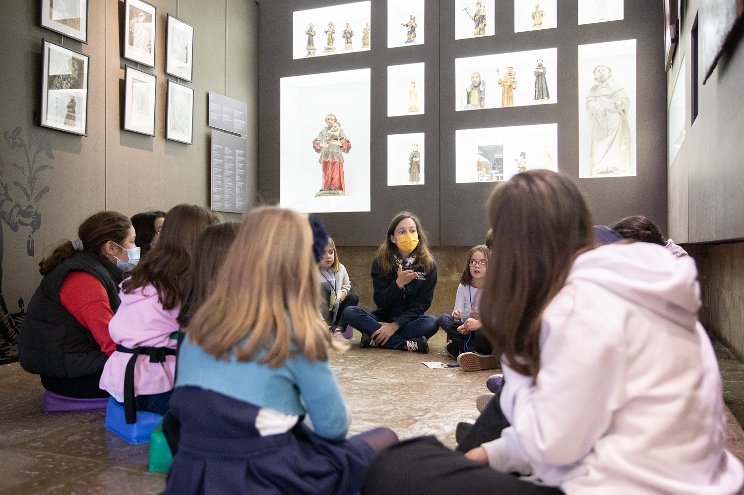 grupo de crianças e mediadora do serviço educativo no Museu de Lisboa - Santo António