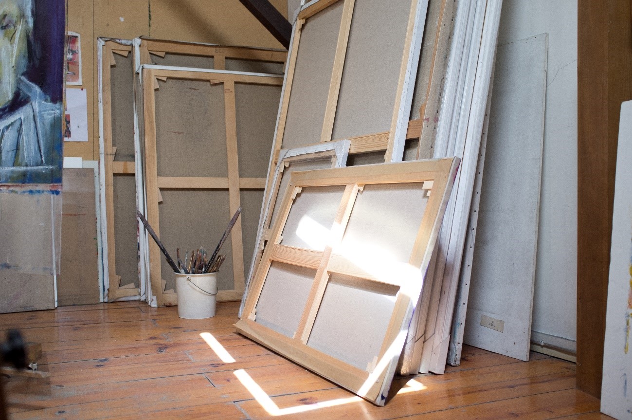 Pormenor do atelier de JÚlio Pomar, onde um conjunto de telas de grande dimensão se encontra encostado às paredes. 2014