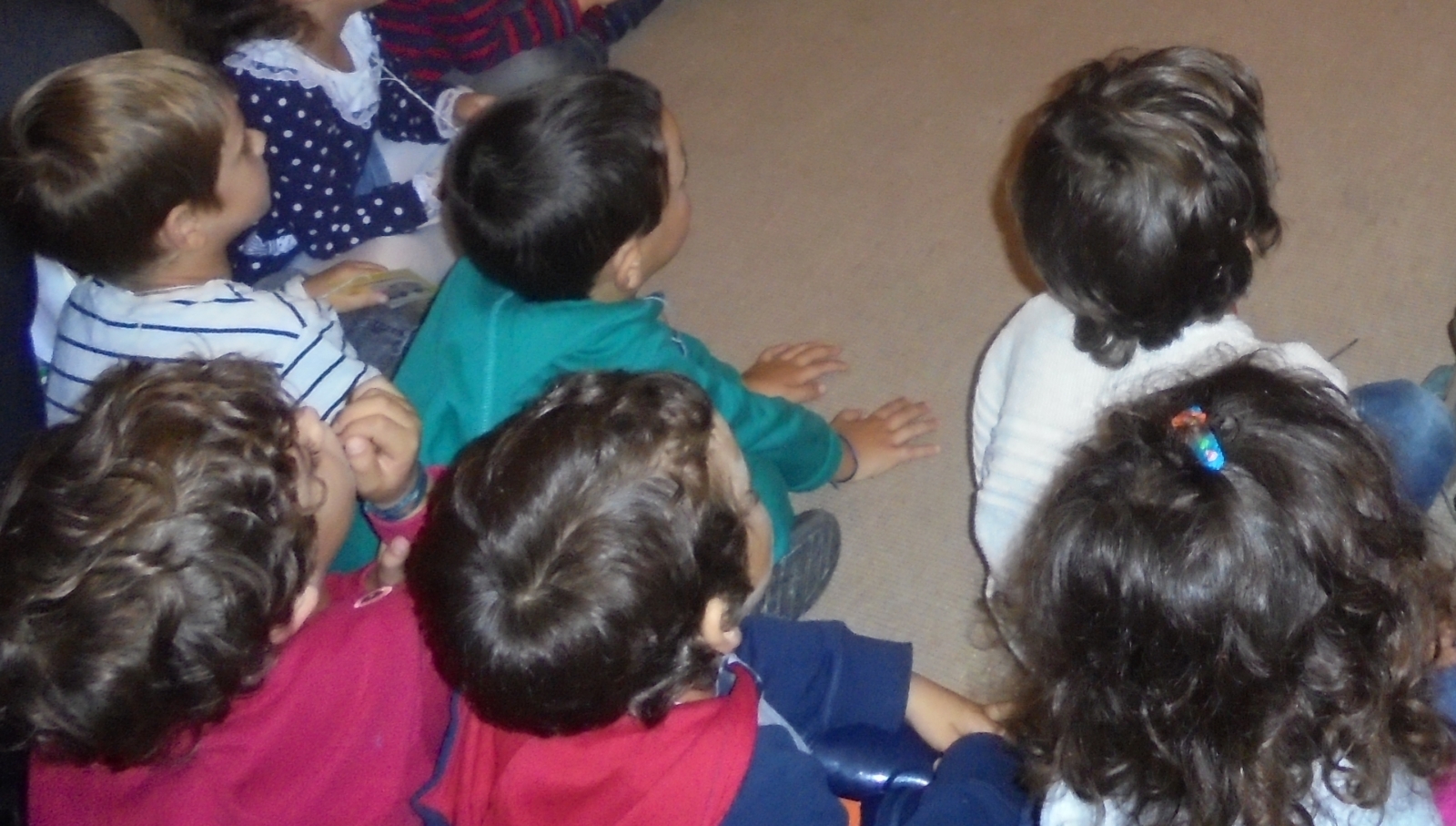 crianças sentadas no chão numa atividade