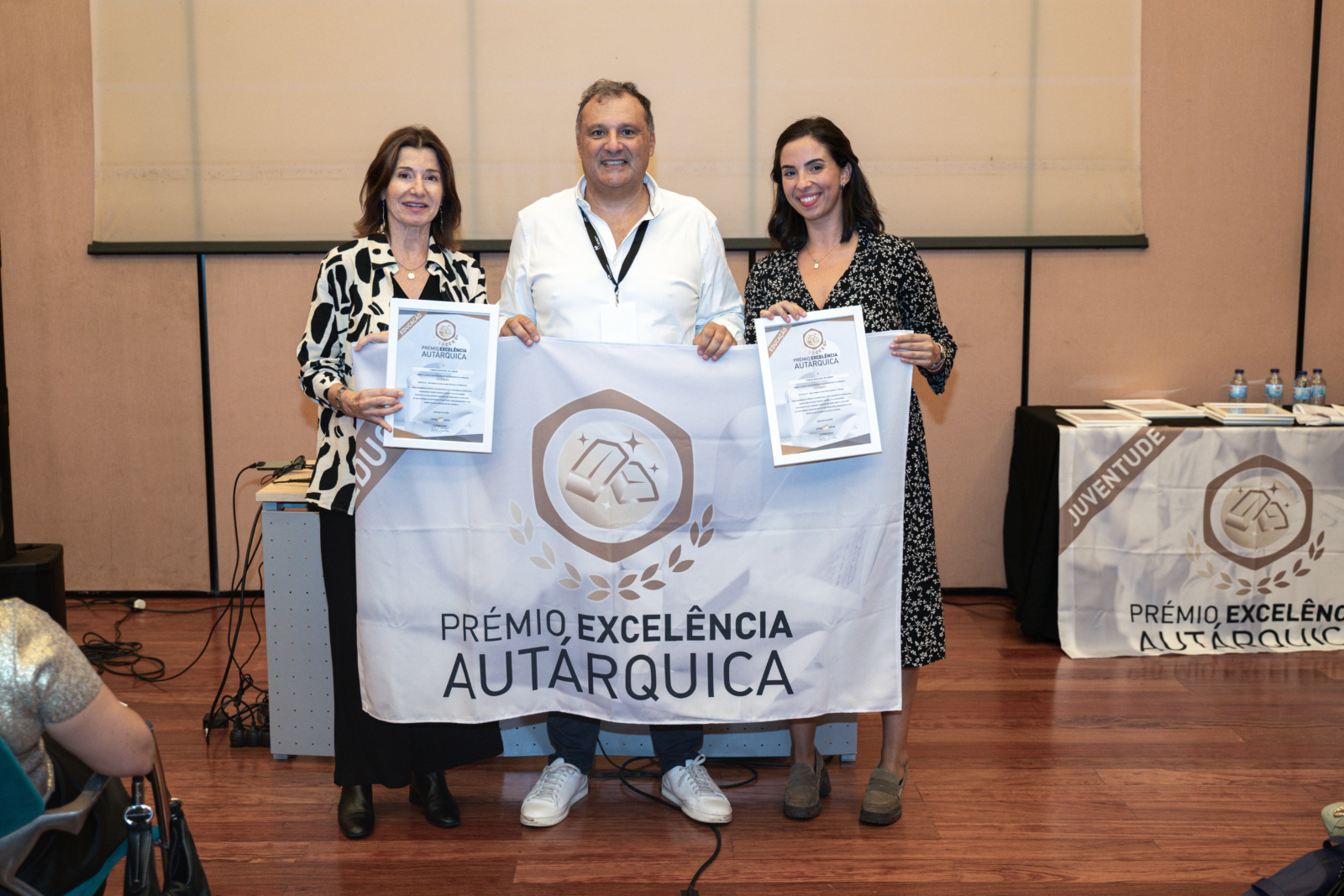 Entrega de prémio Excelência Autárquica ao DESCOLA na Categoria Educação,