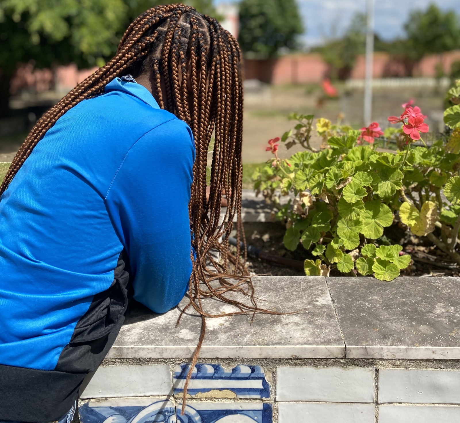 Jovem num jardim