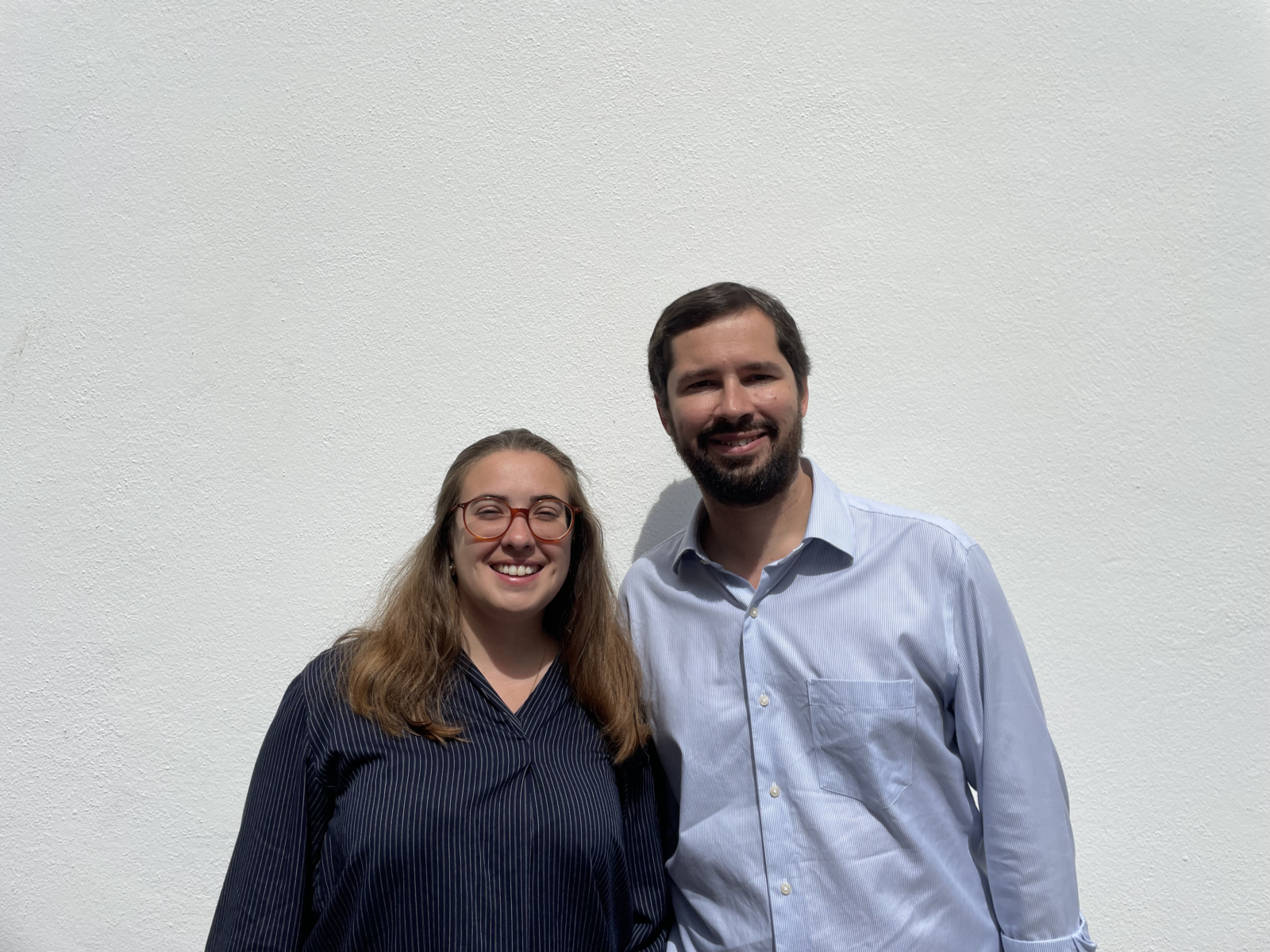 Uma mulher e um homem a sorrir