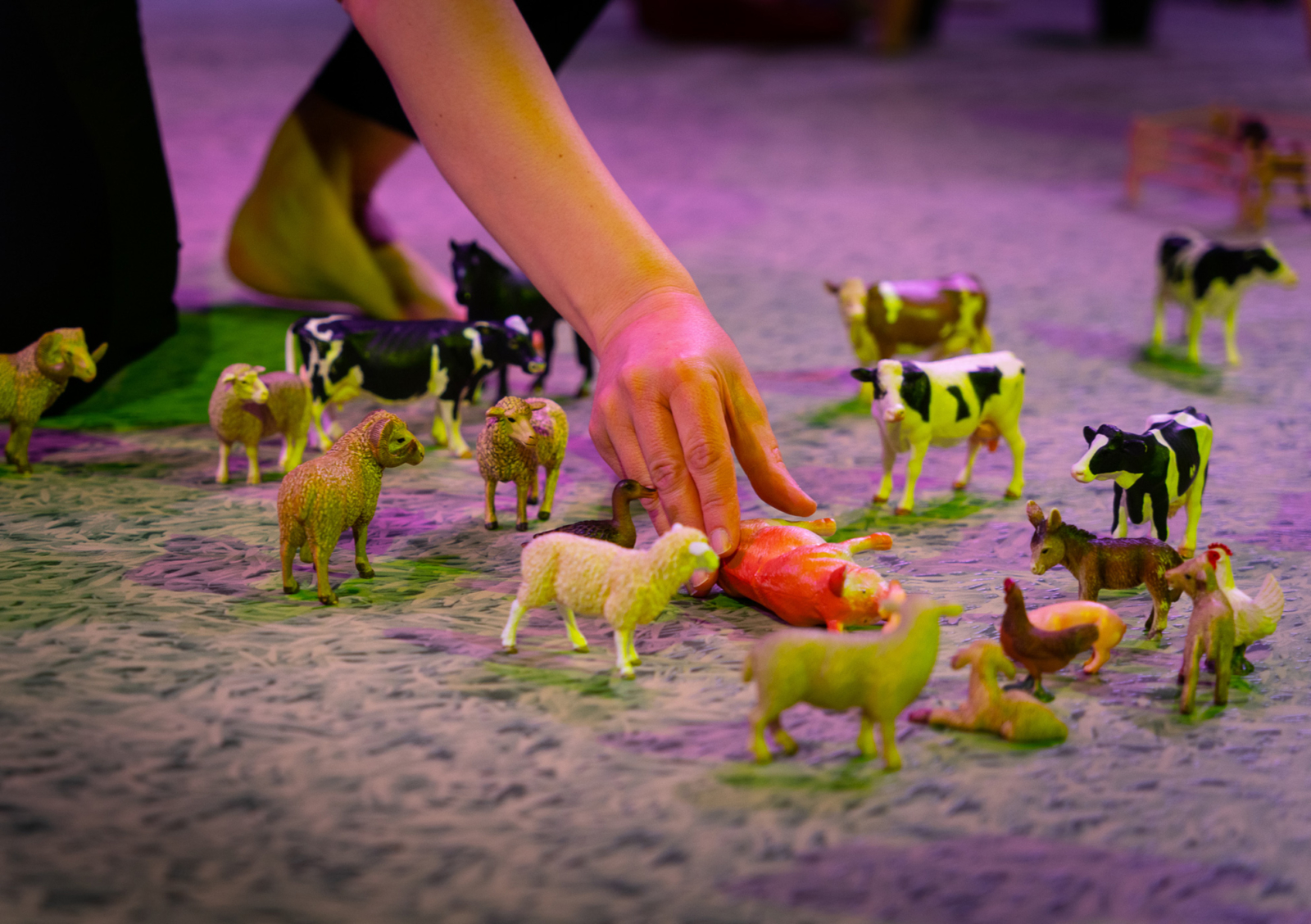 Mão manipula vários animais de brincar